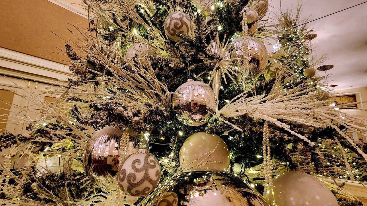 For the first time in more than a decade, Historic Hotel Bethlehem worked with a new interior designer to deck the halls. Int