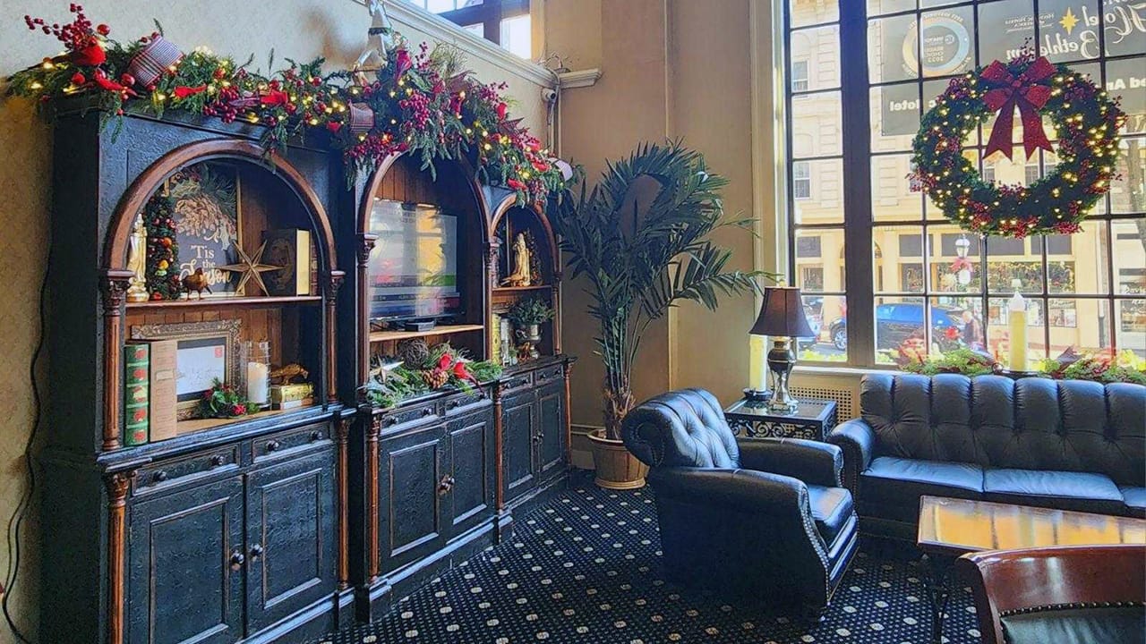 For the first time in more than a decade, Historic Hotel Bethlehem worked with a new interior designer to deck the halls. Int