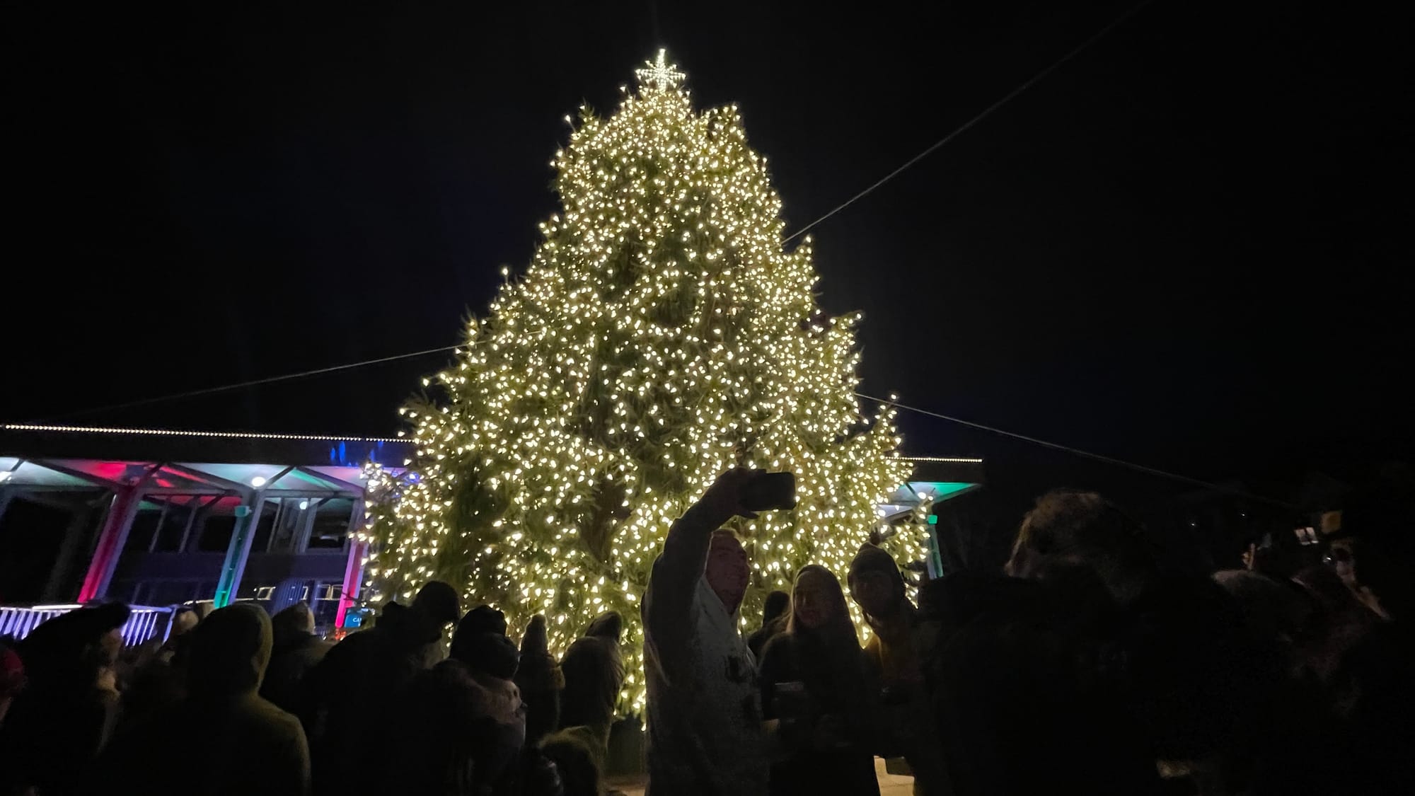 Facing bordering-on-freezing temperatures and a sometimes-frigid wind chill to boot, thousands of onlookers trooped into Payr