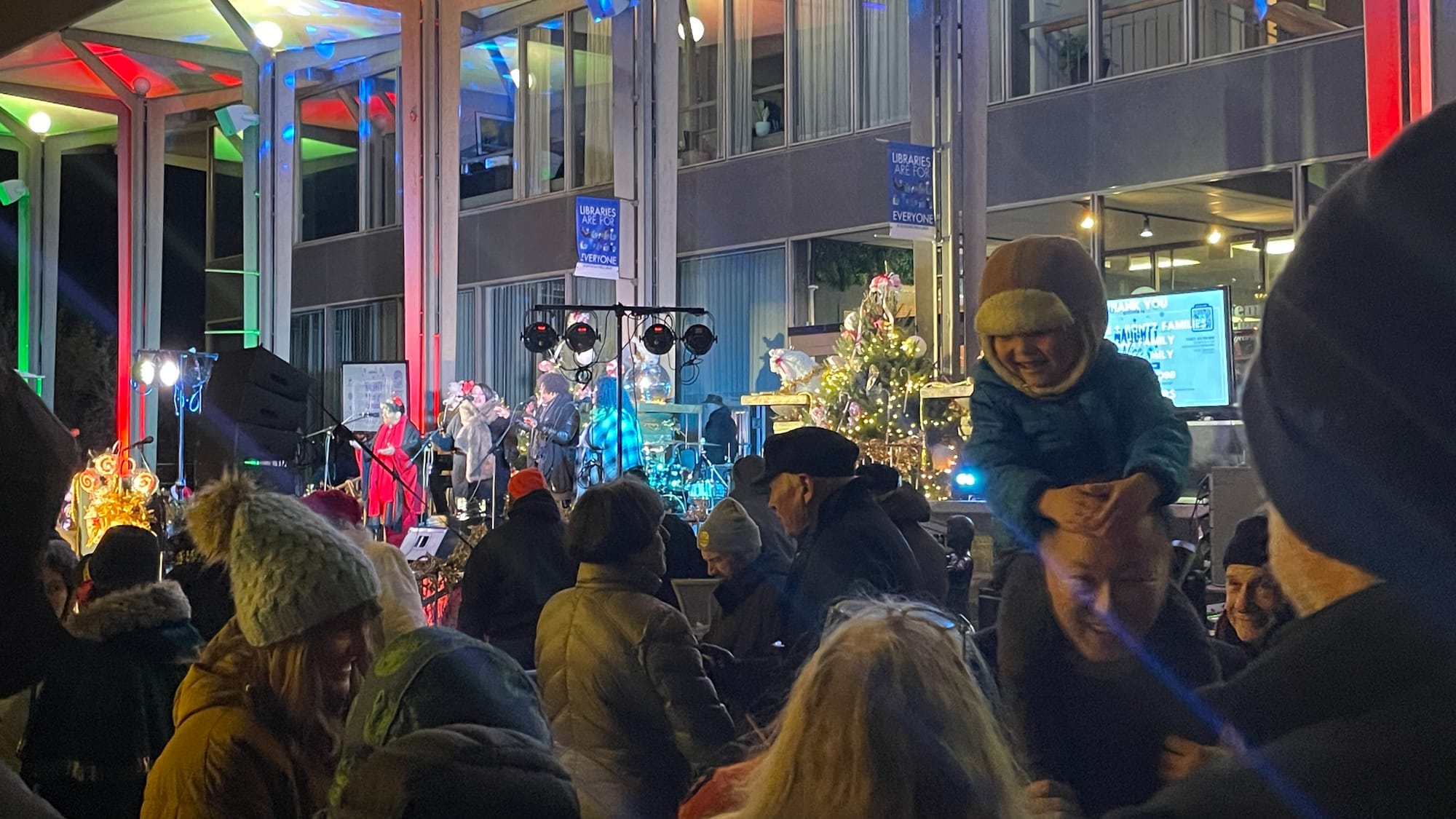 Facing bordering-on-freezing temperatures and a sometimes-frigid wind chill to boot, thousands of onlookers trooped into Payr