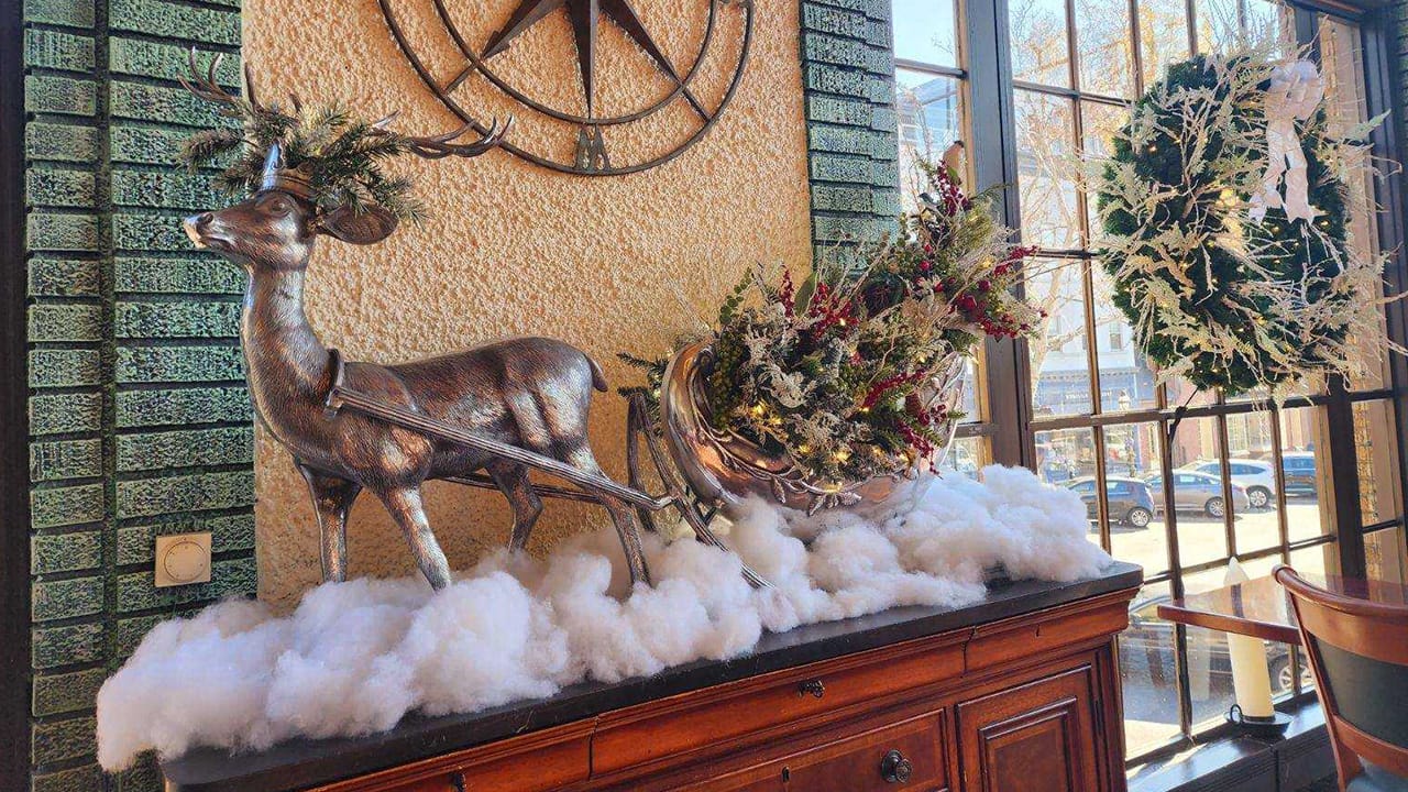 For the first time in more than a decade, Historic Hotel Bethlehem worked with a new interior designer to deck the halls. Int