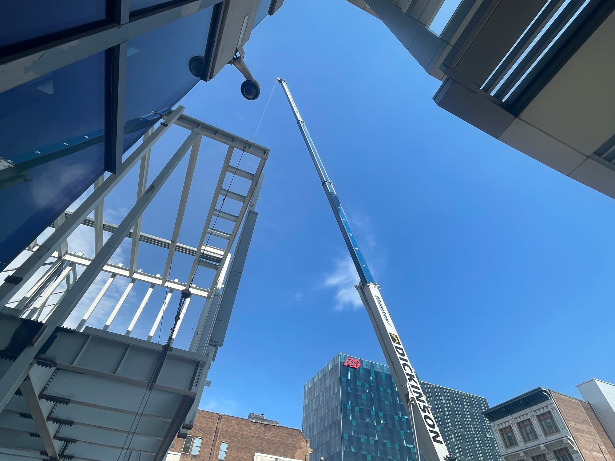 A view of the crane responsible for placing the beam.