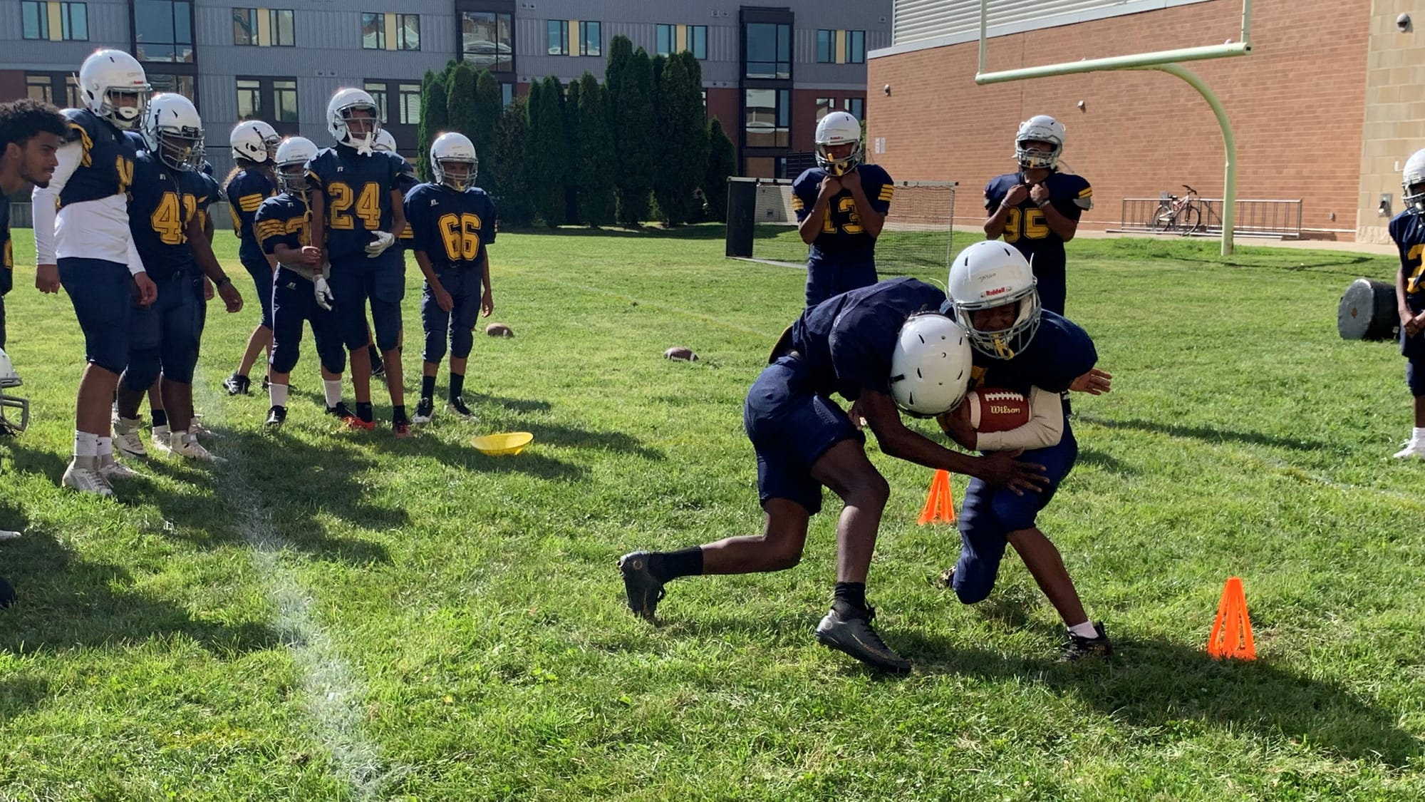 football players tackling