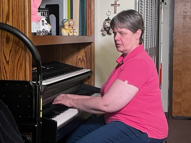 Lisa Hawk plays the piano.