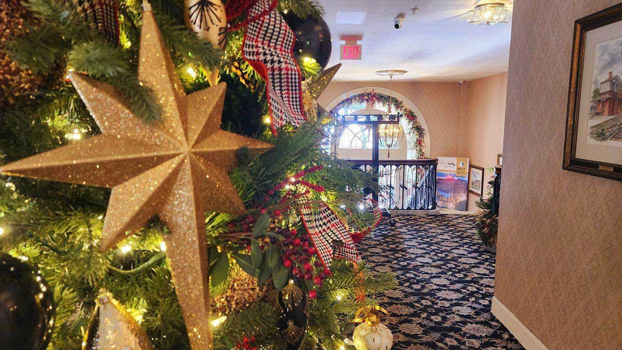 For the first time in more than a decade, Historic Hotel Bethlehem worked with a new interior designer to deck the halls. Int