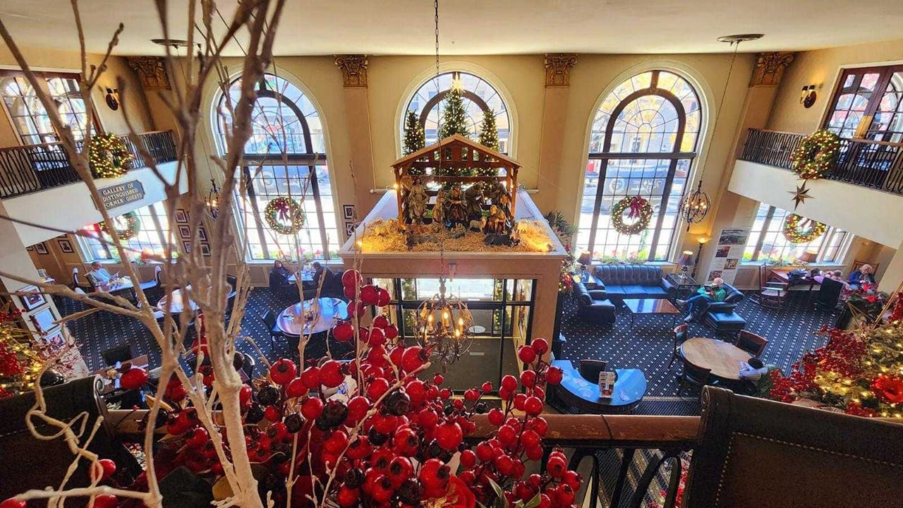 For the first time in more than a decade, Historic Hotel Bethlehem worked with a new interior designer to deck the halls. Int