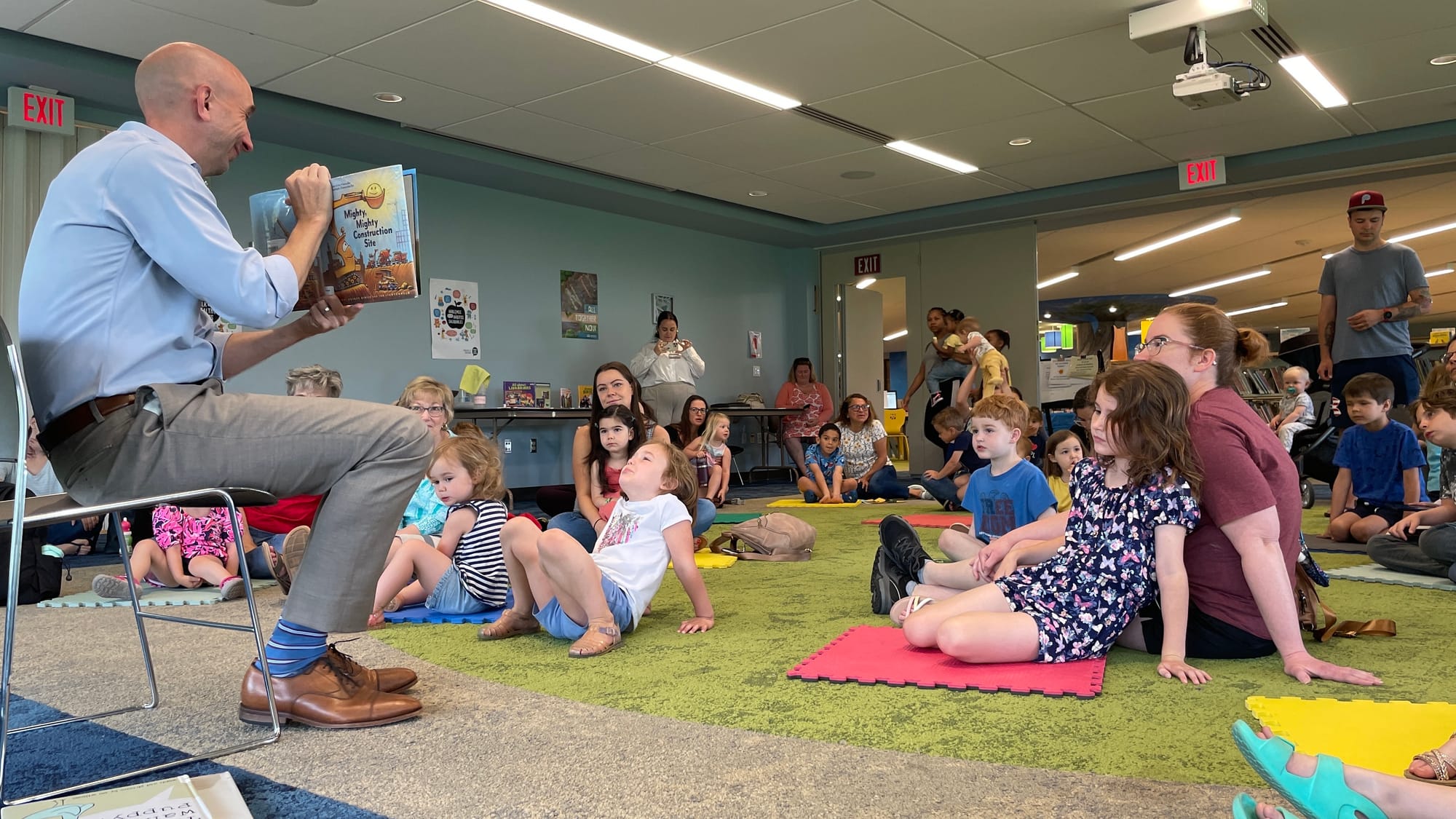 Bethlehem Mayor J. William Reynolds reads to kids at the library.