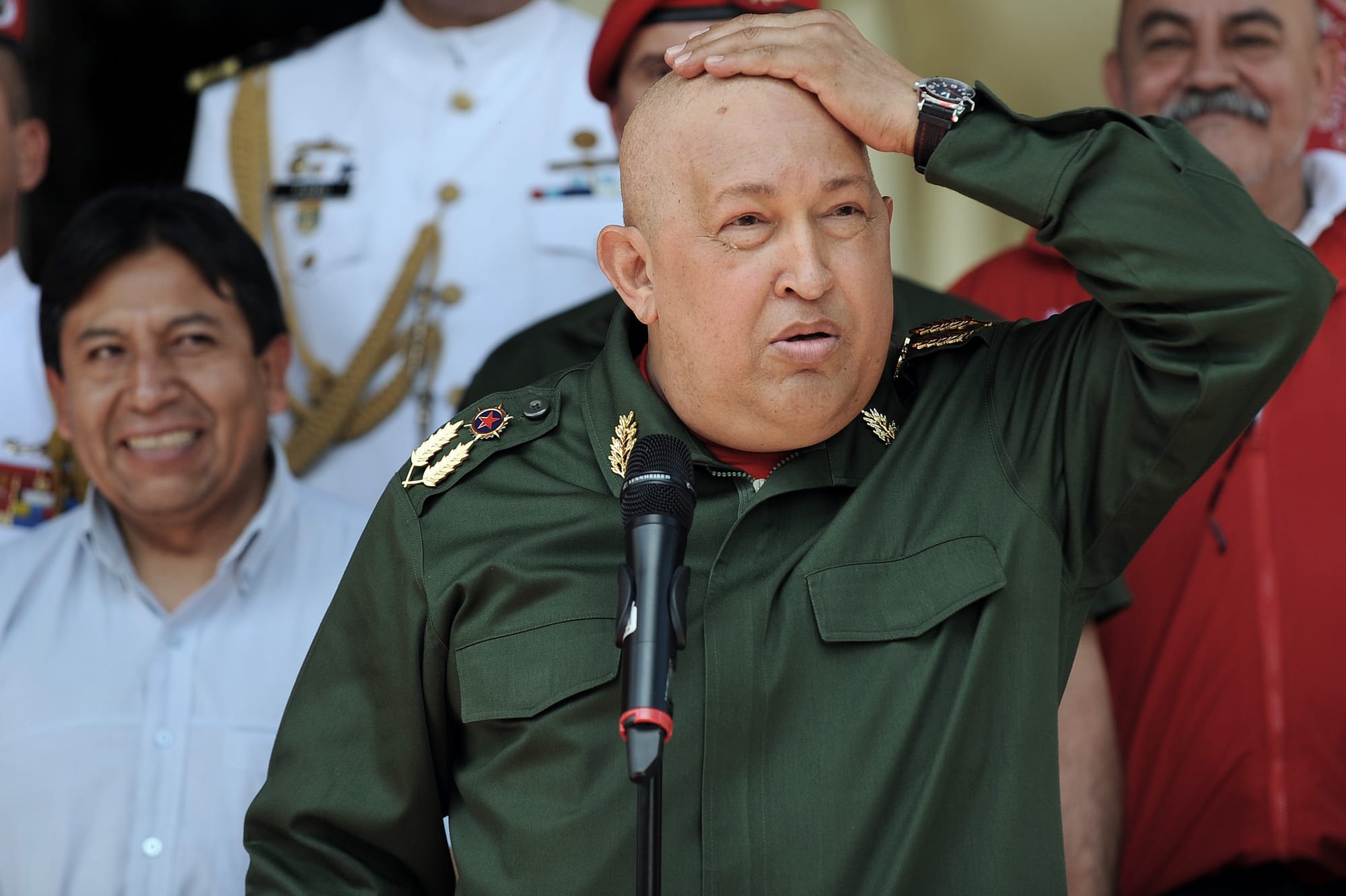 Chavez attends a welcoming ceremony for his Bolivian counterpart, Evo Morales (left), at the presidential palace in Caracas i