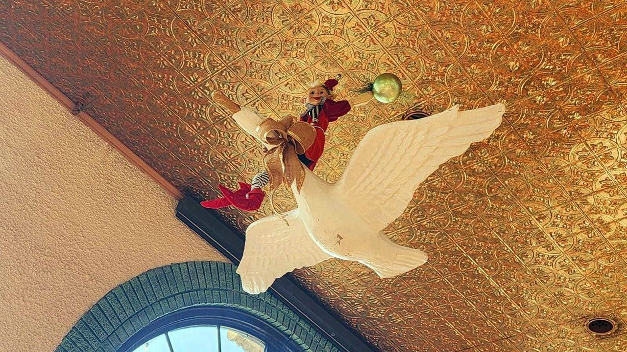 For the first time in more than a decade, Historic Hotel Bethlehem worked with a new interior designer to deck the halls. Int