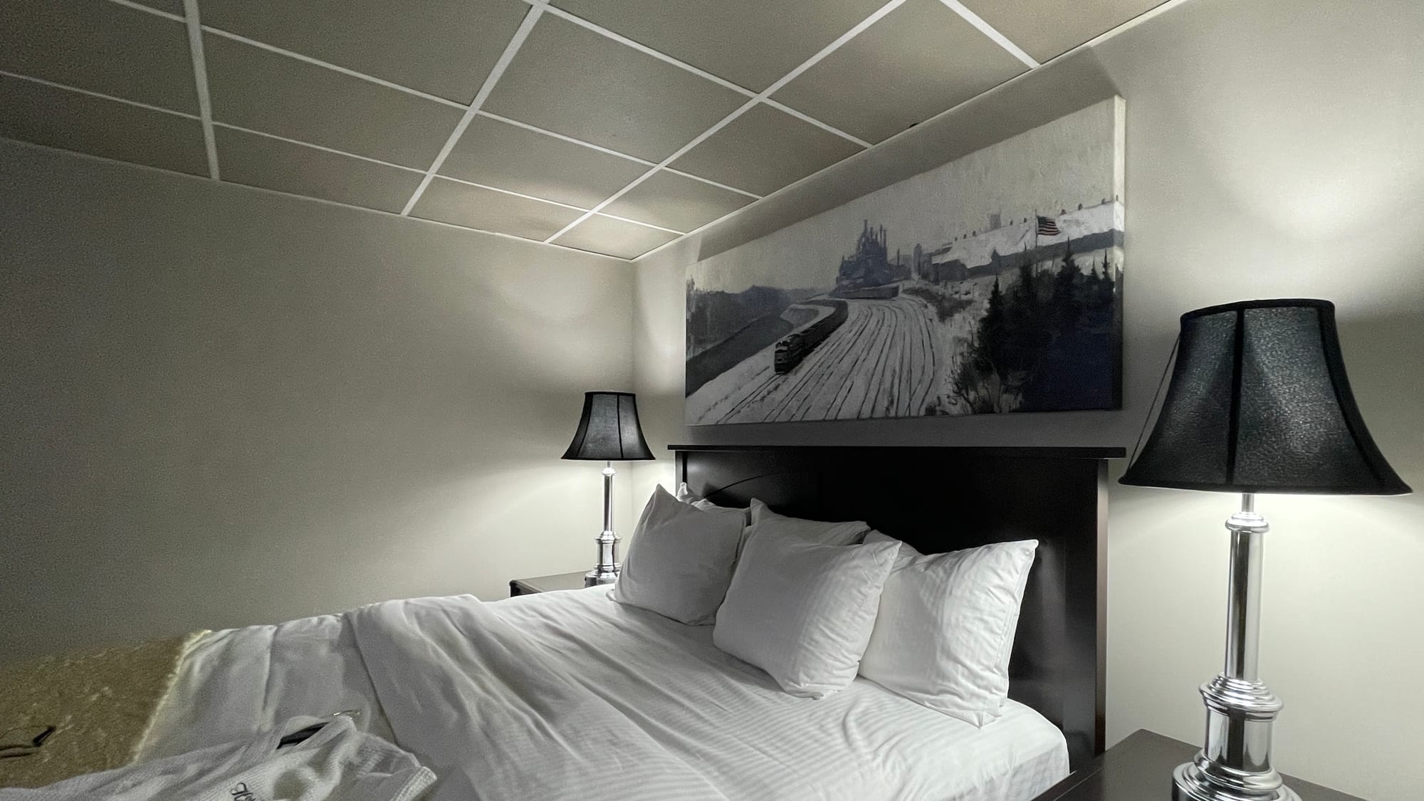 The Suites at 462 have nine one-bedroom, one-bathroom extended stay units available for reservation on a weekly basis at 462 