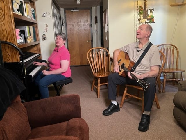 Duane, kideny recipient, and his wife Lisa Hawk play a gospel tune.