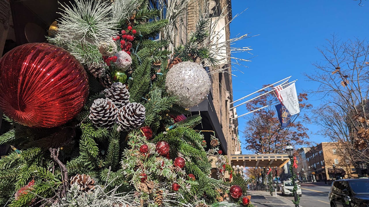 For the first time in more than a decade, Historic Hotel Bethlehem worked with a new interior designer to deck the halls. Int