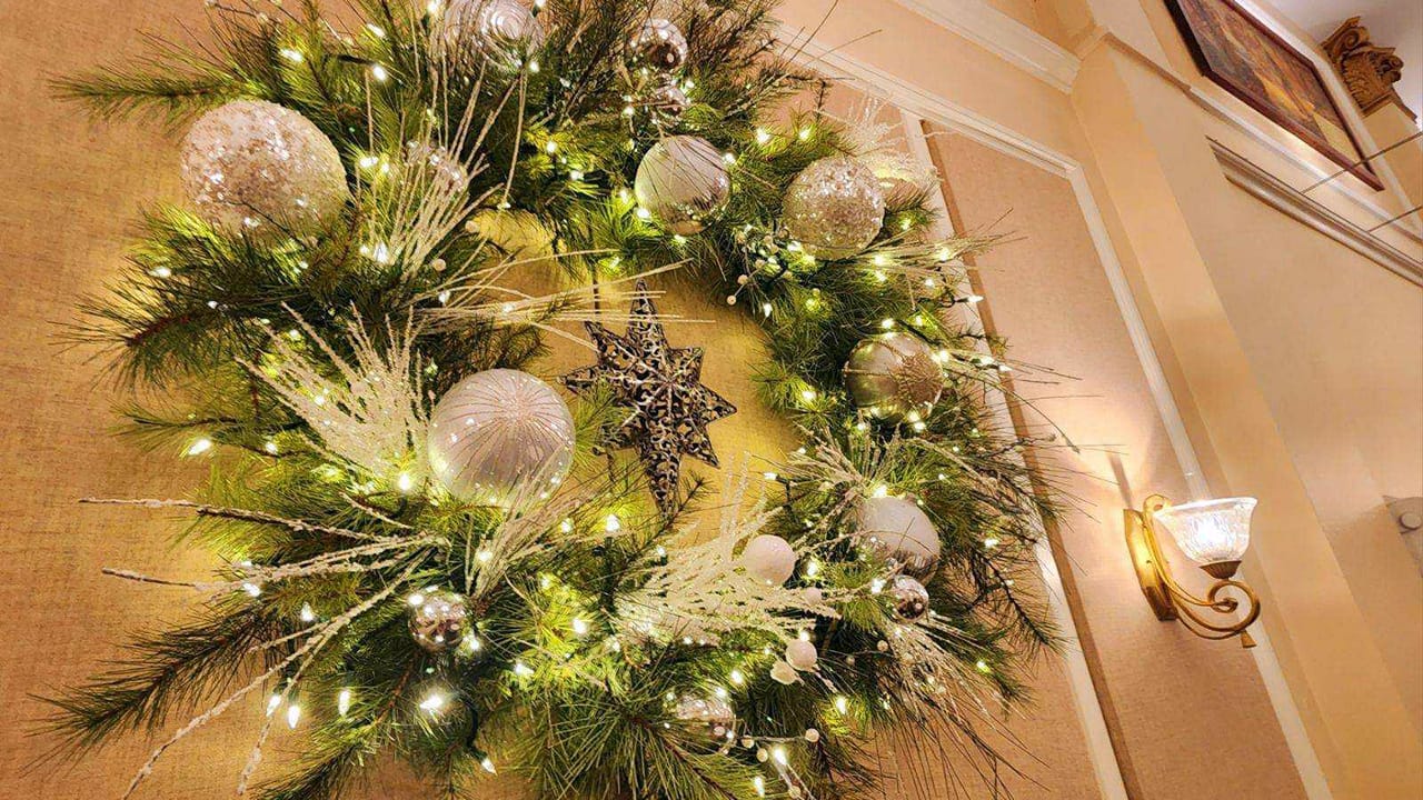 For the first time in more than a decade, Historic Hotel Bethlehem worked with a new interior designer to deck the halls. Int