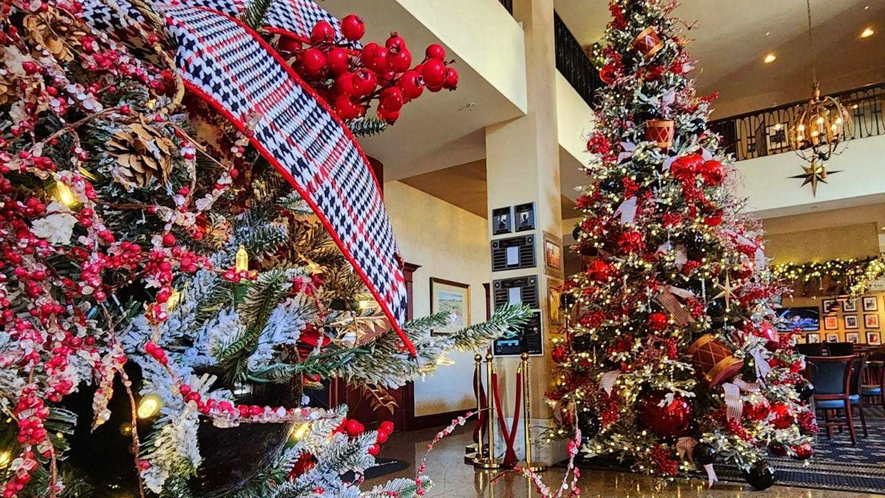 For the first time in more than a decade, Historic Hotel Bethlehem worked with a new interior designer to deck the halls. Int