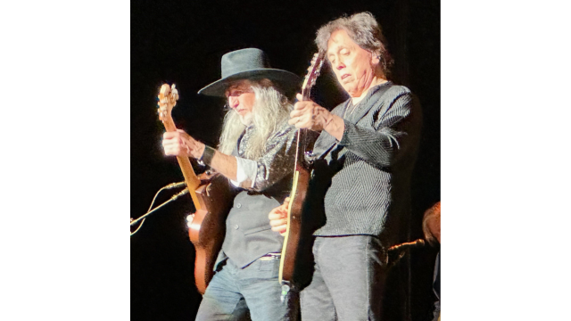Doobie Brothers Patrick Simmons, left, and John McFee, perform at Allentown's PPL Center on Saturday.