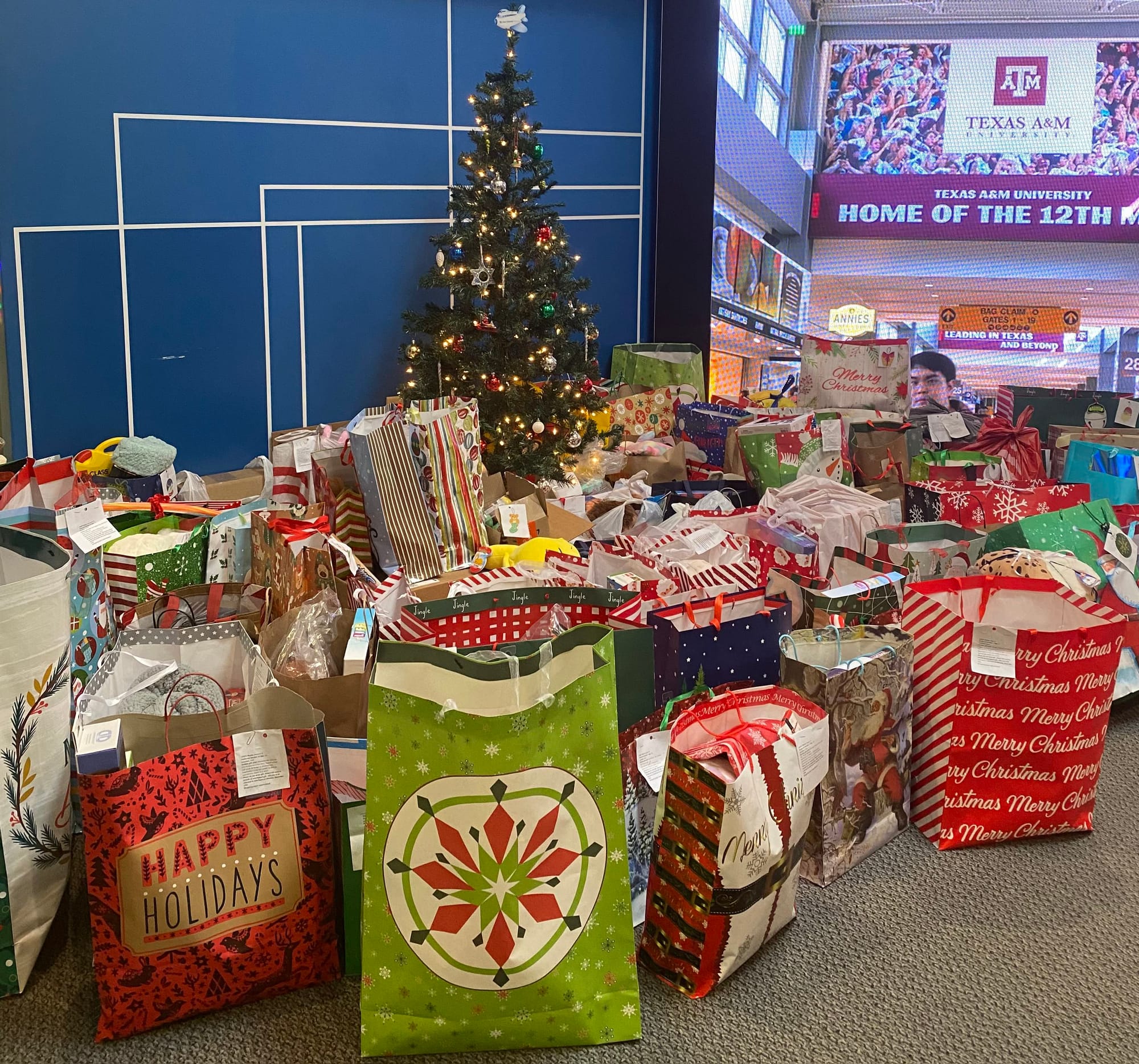 221214_KidsPeace_angel_tree_2.jpg